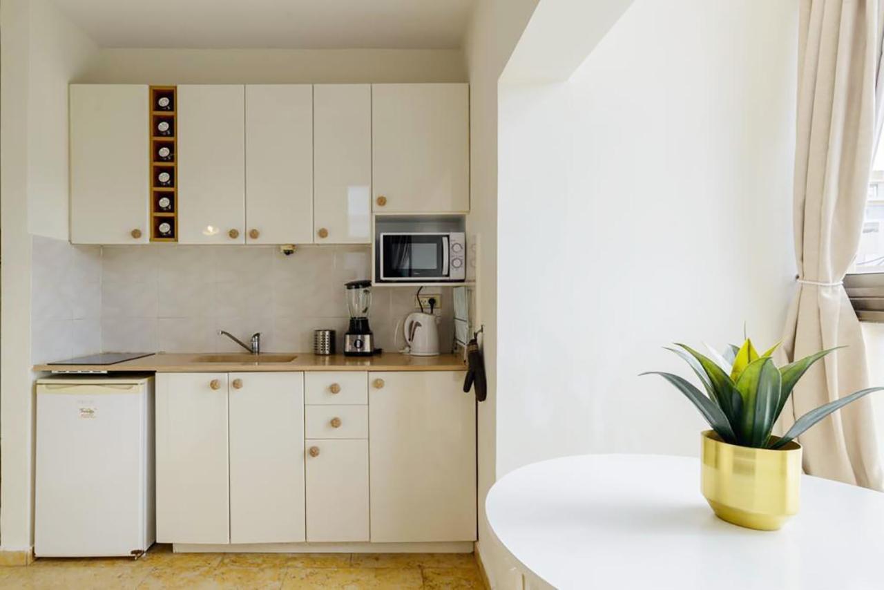 Bright And Spacious Loft By The Sea With Bomb Shelter Tel Aviv Esterno foto